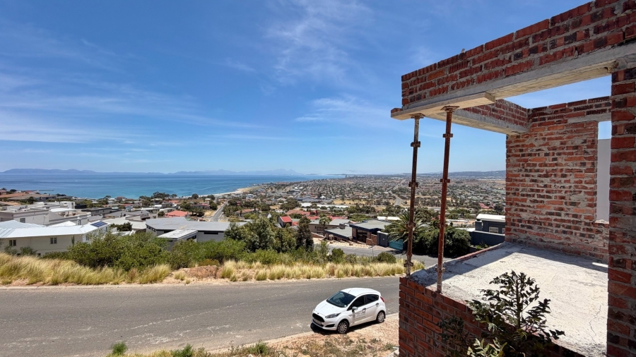 4 Bedroom Property for Sale in Mountainside Western Cape